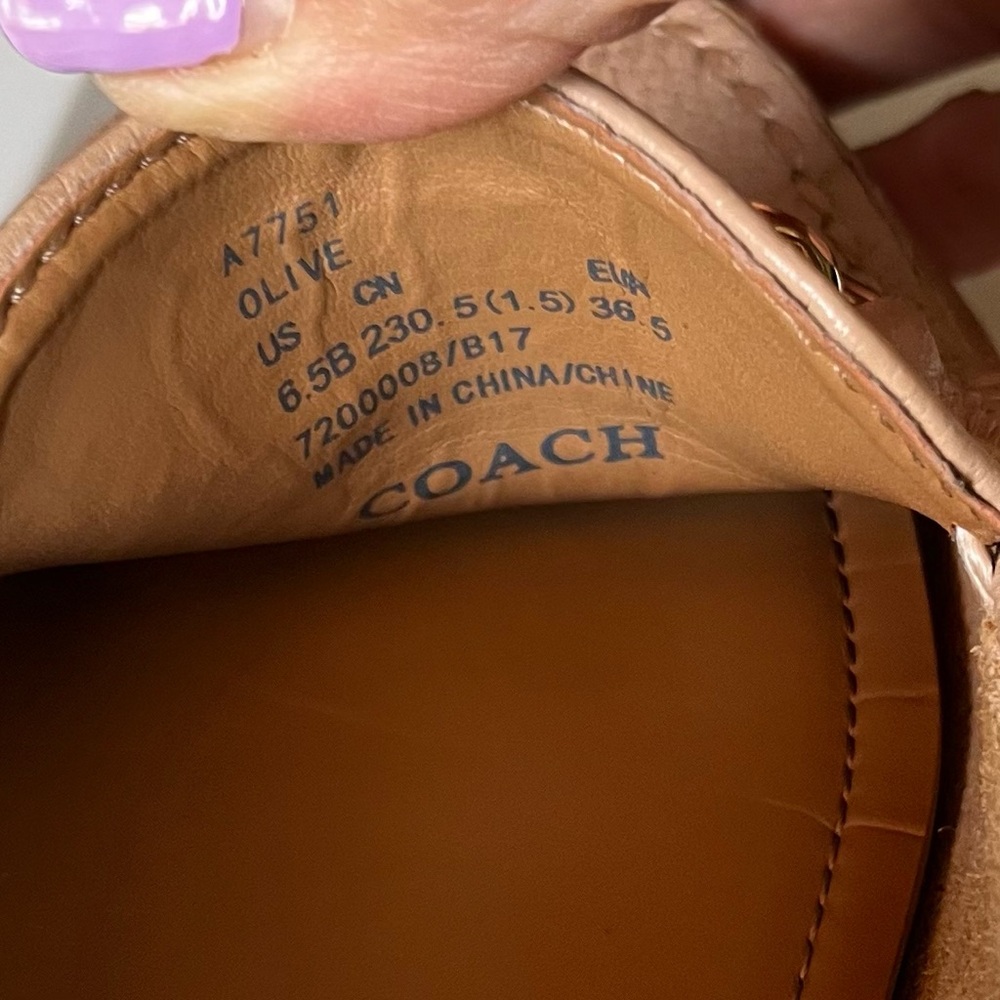 NWOT Coach Olive Women's Beige Leather Moccasin Loafers/ Gold Logo Bar-Size 6.5 - Picture 5 of 7